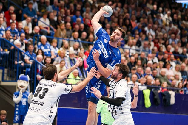 14 12 2025, xKWIx, Handball, Daikin Handball Bundesliga Daikin HBL , TBV Lemgo Lippe THW Kiel, PHOENIX CONTACT arena Tim Suton TBV Lemgo Lippe 23 in duel against Veron NaÄinoviÄ‡ THW Kiel 93 Photo xKamilxWilkowskixPressefotoKochx NRW Germany