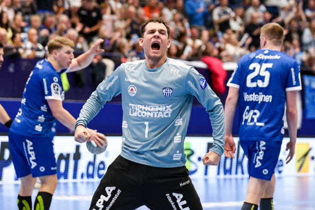 14 12 2025, xKWIx, Handball, Daikin Handball Bundesliga Daikin HBL , TBV Lemgo Lippe THW Kiel, PHOENIX CONTACT arena Constantin Möstl TBV Lemgo Lippe 1 cheers after holding the ball Photo xKamilxWilkowskixPressefotoKochx NRW Germany