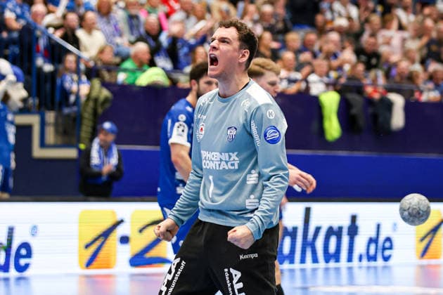 14 12 2025, xKWIx, Handball, Daikin Handball Bundesliga Daikin HBL , TBV Lemgo Lippe THW Kiel, PHOENIX CONTACT arena Constantin Möstl TBV Lemgo Lippe 1 cheers after holding the ball Photo xKamilxWilkowskixPressefotoKochx NRW Germany