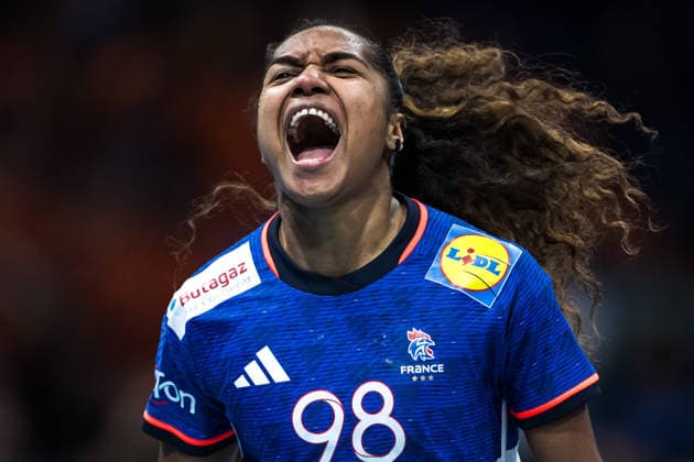 251214 Suzanne Wajoka of France celebrates during the IHF Women s World Championship bronze medal match between France and Netherlands on December 14, 2025 in Rotterdam Photo Joel Marklund BILDBYRAN kod JM JM0757 bbeng handball handball handball vm handball vm handbolls vm ihf handball world championship world handball championship 2025 world championship 2025 bronze match bronze medal game france netherlands netherlands dam jubel  Copyright: JOELxMARKLUND BB251214JM020