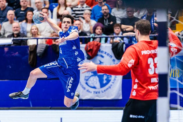 v l Samuel Zehnder TBV Lemgo Lippe, 04 , Andreas Wolff THW Kiel, 33 GER, TBV Lemgo Lippe vs THW Kiel, Handball, 1 Bundesliga, 17 Matchday, Season 2025 2026, 14 12 2025 GER, TBV Lemgo Lippe vs THW Kiel, Handball, 1 Bundesliga, 17 Matchday, Season 2025 2026, 14 12 2025 Lemgo Copyright: xEibner-Pressefoto JanxRollingerx EP_JSK
