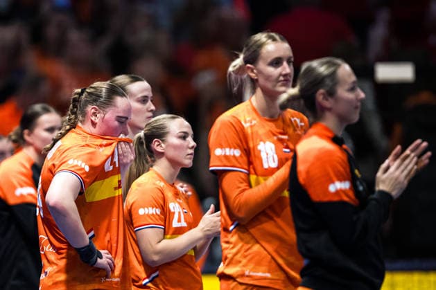 251214 RomÃ e Maarschalkerweerd of Netherlands looks dejected after the IHF Women s World Championship bronze medal match between France and Netherlands on December 14, 2025 in Rotterdam Photo Joel Marklund BILDBYRAN code JM JM0757 bbeng handball handball handball vm handball vm handballs vm ihf handball world championship world handball championship 2025 world championship 2025 bronze match bronze medal game france netherlands netherlands france lady depp  Copyright: JOELxMARKLUND BB251214JM025
