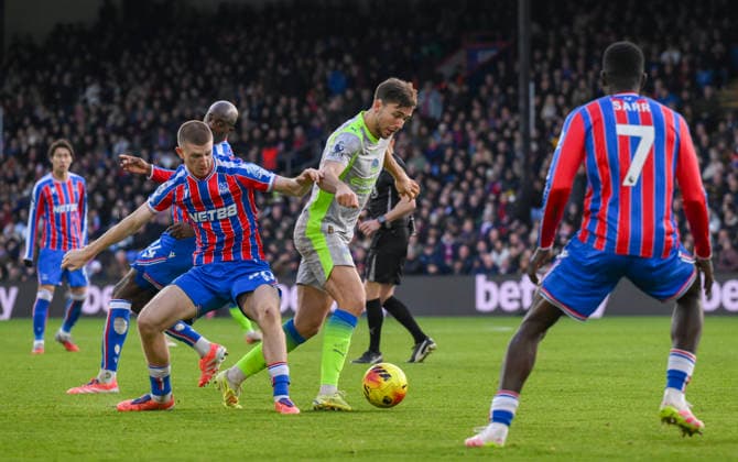 Crystal Palace v Manchester City Premier League Adam Wharton of Crystal Palace and Nico Gonzalez of Manchester City battle for the ball during the Premier League match at Selhurst Park, London 14 12 2025 UK Newspapers OUT Copyright: xMalcolmxFellx FIL-22637-0041
