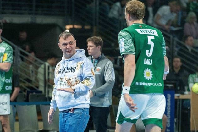14 12 2025, xlakx, Handball Daikin HBL, Fuechse Berlin HSG Wetzlar v l Bob Hanning Fuechse Berlin Geschaeftsfuehrer , Max Darj Fuechse Berlin gives instructions, gesticulates with arms, gesticulate, gives instructions Berlin Daniel Lakomski