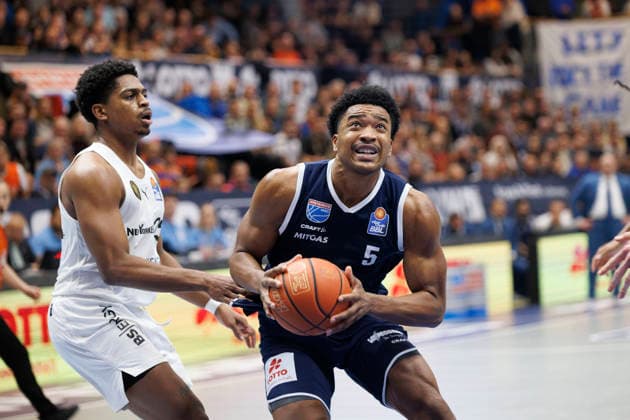 Grant Sherfield Braunschweig, 25 , Marcus Foster MBC, 5 , Syntainics MBC vs Basketball Löwen Braunschweig, Basketball, Bundesliga, Maenner, Saison 2025 26, 10 Spieltag, 14 12 2025 Weissenfels Stadthalle Sachsen Anhalt Germany
