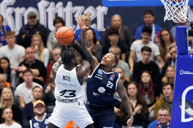 Barra Njie Braunschweig, 13 , Charles Callison MBC, 23 , Syntainics MBC vs Basketball Löwen Braunschweig, Basketball, Bundesliga, Maenner, Saison 2025 26, 10 Spieltag, 14 12 2025 Weissenfels Stadthalle Sachsen Anhalt Germany
