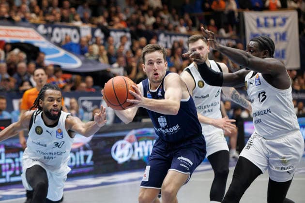 Chip Flanigan Braunschweig, 30 , Spencer Reaves MBC, 31 , Barra Njie Braunschweig, 13 , Syntainics MBC vs Basketball Löwen Braunschweig, Basketball, Bundesliga, Maenner, Saison 2025 26, 10 Spieltag, 14 12 2025 Weissenfels Stadthalle Sachsen Anhalt Germany