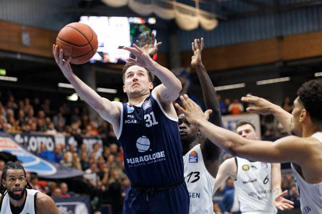 Spencer Reaves MBC, 31 , Barra Njie Braunschweig, 13 , Syntainics MBC vs Basketball Löwen Braunschweig, Basketball, Bundesliga, Maenner, Saison 2025 26, 10 Spieltag, 14 12 2025 Weissenfels Stadthalle Sachsen Anhalt Germany