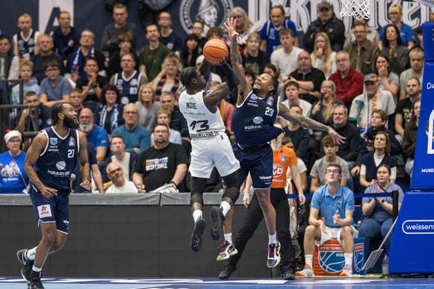 GER, easy Credit Basketball Bundesliga, Syntainics MBC Basketball Löwen Braunschweig 14 12 2025, Stadthalle, Weißenfels, GER, easy Credit Basketball Bundesliga, Syntainics MBC Basketball Löwen Braunschweig Barra Njie Basketball Löwen Braunschweig, 13 , Charles Callison Syntainics MBC, 23 Â Photo Alexander Trienitz Weißenfels Stadthalle Sachsen Anhalt Germany