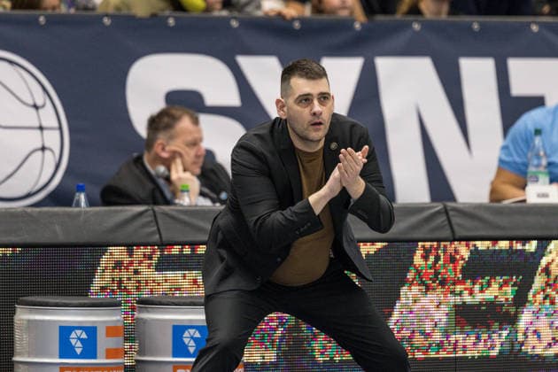GER, easy Credit Basketball Bundesliga, Syntainics MBC Basketball Löwen Braunschweig 14 12 2025, Stadthalle, Weißenfels, GER, easy Credit Basketball Bundesliga, Syntainics MBC Basketball Löwen Braunschweig Konstantinos Papazoglou Head Coach , Basketball Löwen Braunschweig applauds Â Photo Alexander Trienitz Weißenfels Stadthalle Sachsen Anhalt Germany