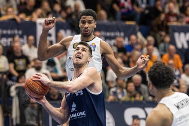GER, easy Credit Basketball Bundesliga, Syntainics MBC Basketball Löwen Braunschweig 14 12 2025, Stadthalle, Weißenfels, GER, easy Credit Basketball Bundesliga, Syntainics MBC Basketball Löwen Braunschweig Jure Planinic Syntainics MBC, 44 , David NGuessan Basketball Löwen Braunschweig, 1 Â Photo Alexander Trienitz Weißenfels Stadthalle Sachsen Anhalt Germany