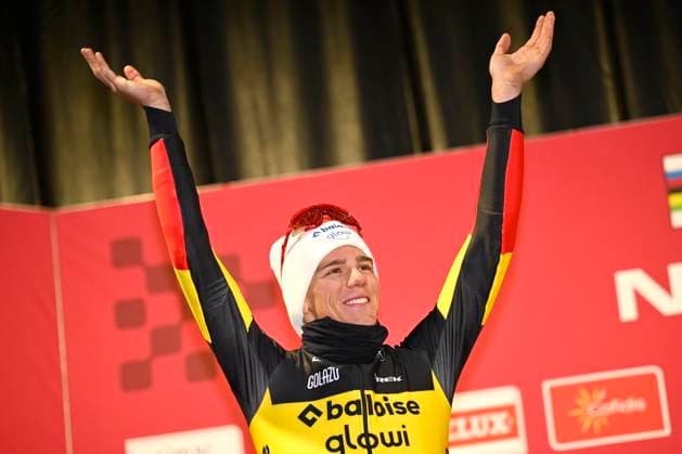 UCI Cyclocross World Cup 2025-2026 Namur NAMUR, BELGIUM - DECEMBER 14 : Nys Thibau (BEL) of Baloise Glowi Lions pictured during the podium ceremony of the 4th leg of the Namur UCI Cyclocross World Cup 2025-2026 a cyclocross race for Women Elite on December 14, 2025 in Namur, Belgium, 14 12 2025 ( Namur Belgium  Copyright: xTomasxSiskx