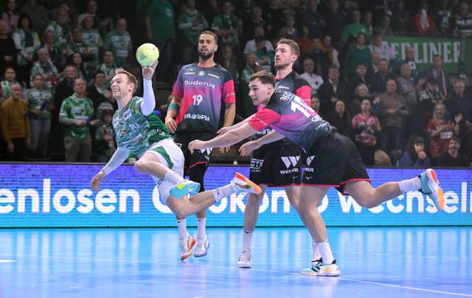 Mathias Gidsel on the ball, Josip Simic duel Match scene Action Sport Handball HBL Bundesliga Men 17 Matchday Season 2025 2026 14 12 2025 Füchse Berlin vs HSG Wetzlar
