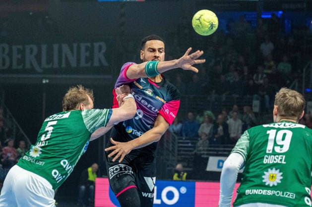 14 12 2025, xlakx, Handball Daikin HBL, Fuechse Berlin HSG Wetzlar v l Max Darj Fuechse Berlin , Philipp Ahouansou HSG Wetzlar , Mathias Gidsel Fuechse Berlin duel, duel, fight, tackle Berlin Daniel Lakomski