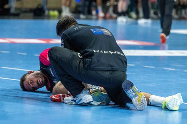 14 12 2025, xlakx, Handball Daikin HBL, Fuechse Berlin HSG Wetzlar v l Ahmed Nafea HSG Wetzlar verletzt, Verletzung, injury, injured Berlin Daniel Lakomski