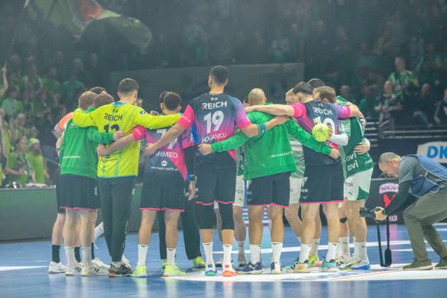 f l t r the team of Wetzlar, GER, Berlin, Handball, Fuechse Berlin vs HSG Wetzlar, DAIKIN Handball Bundesliga, at the Max Schmeling Halle, December 14, 2025,f l t r GER, Berlin, Handball, Fuechse Berlin vs HSG Wetzlar, DAIKIN Handball Bundesliga, at the Max Schmeling Halle, December 14, 2025, Copyright: HMBxMedia UwexKoch
