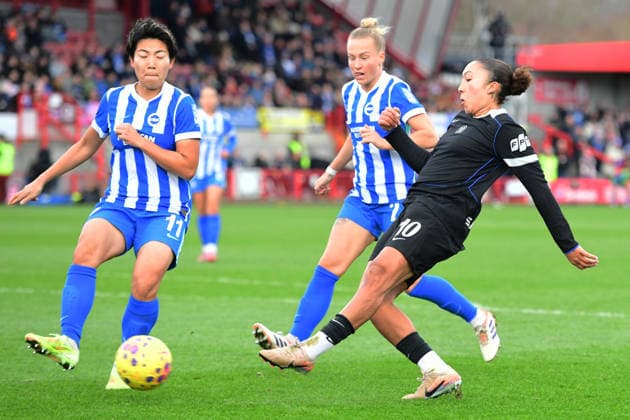 Brighton and Hove Albion Women v Chelsea Women Women s Super League 14 12 2025. Lauren James Forward of Chelsea crosses the ball under pressure from Kiko Sieke Striker of Brighton and Hove Albion during the Women s Super League match between Brighton and Hove Albion Women and Chelsea Women at The Broadfield Stadium, Crawley, England on 14 December 2025. Crawley The Broadfield Stadium West Sussex England Editorial use only DataCo restrictions apply See www.football-dataco.com , Copyright: xJeffxMoodx PSI-23427-0019