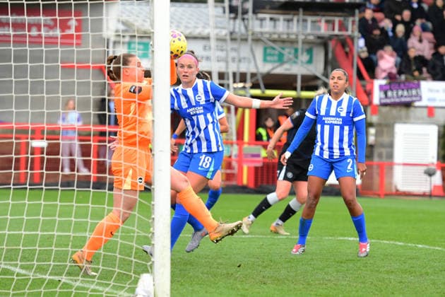 Brighton and Hove Albion Women v Chelsea Women Women s Super League 14 12 2025. Sophie Baggaley Goalkeeper of Brighton and Hove Albion safely holds onto the ball during the Women s Super League match between Brighton and Hove Albion Women and Chelsea Women at The Broadfield Stadium, Crawley, England on 14 December 2025. Crawley The Broadfield Stadium West Sussex England Editorial use only DataCo restrictions apply See www.football-dataco.com , Copyright: xJeffxMoodx PSI-23427-0020
