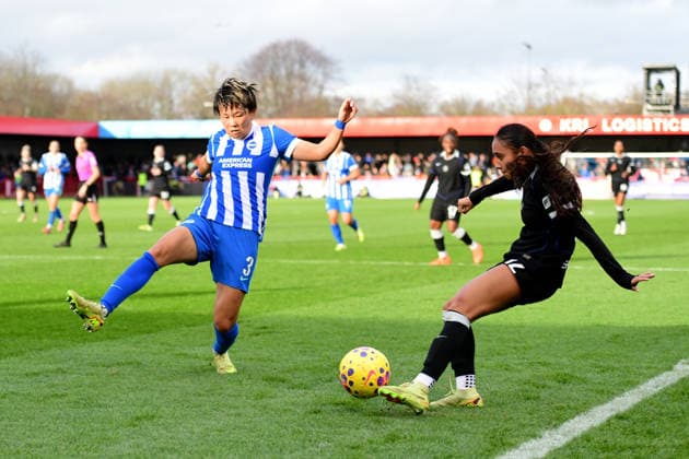 Brighton and Hove Albion Women v Chelsea Women Women s Super League 14 12 2025. Moeke Minami Defender of Brighton and Hove Albion looks to block the cross by Alyssa Thompson Forward of Chelsea during the Women s Super League match between Brighton and Hove Albion Women and Chelsea Women at The Broadfield Stadium, Crawley, England on 14 December 2025. Crawley The Broadfield Stadium West Sussex England Editorial use only DataCo restrictions apply See www.football-dataco.com , Copyright: xJeffxMoodx PSI-23427-0026