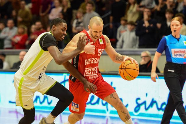 Tehree Horn, Simon Krajcovic 2 Bundesliga Pro A, Matchday 12, 46ers, Basketball, Basketball season 2025 2026, BBL, Germany, Gießen 46ers BBC Bayreuth, Gießen in red, Men, Bayreuth white