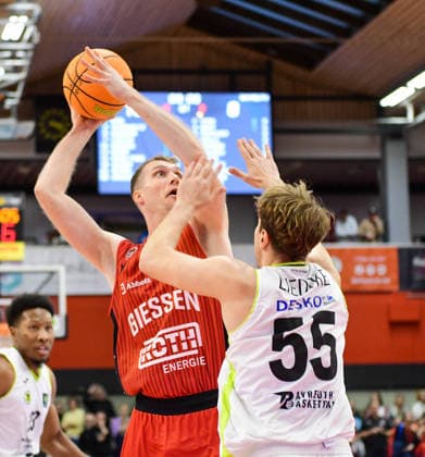 Till Gloger red , Lenny Liedtke white 2 Bundesliga Pro A, 12 Matchday, 46ers, Basketball, Basketball season 2025 2026, BBL, Germany, Gießen 46ers BBC Bayreuth, Gießen in red, Men, Bayreuth white