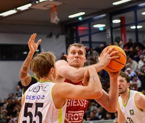 Till Gloger red , Lenny Liedtke white 2 Bundesliga Pro A, 12 Matchday, 46ers, Basketball, Basketball season 2025 2026, BBL, Germany, Gießen 46ers BBC Bayreuth, Gießen in red, Men, Bayreuth white