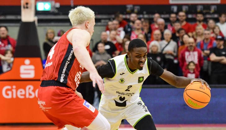 Luis König Figge, Tehree Horn 2 Bundesliga Pro A, 12 Matchday, 46ers, Basketball, Basketball Season 2025 2026, BBL, Germany, Gießen 46ers BBC Bayreuth, Gießen in red, Men, Bayreuth white