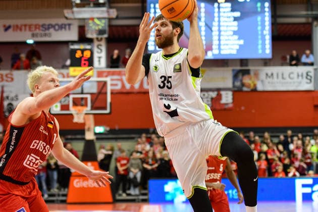 Luis König Figge, Artem Kovalov 2 Bundesliga Pro A, Matchday 12, 46ers, Basketball, Basketball season 2025 2026, BBL, Germany, Gießen 46ers BBC Bayreuth, Gießen in red, Men, Bayreuth white