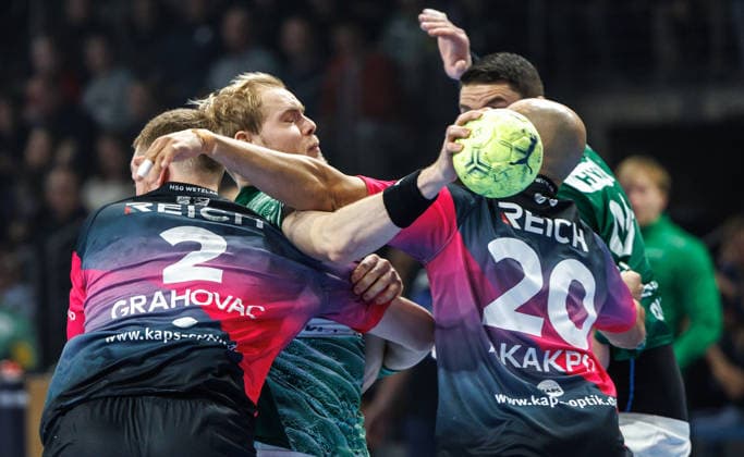 Berlin, 14 12 25, Handball Bundesliga, Fuechse Berlin HSG Wetzlar, 17 Matchday, Max Schmeling Halle Matthes Langhoff Füchse Berlin fights for the ball against Cyrill Akakpo HSG Wetzlar Fuechse Berlin HSG Wetzlar
