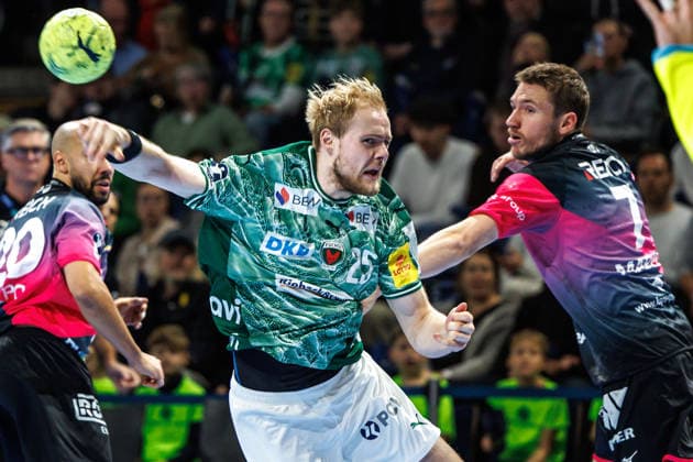 Berlin, 14 12 25, Handball Bundesliga, Fuechse Berlin HSG Wetzlar, 17 Matchday, Max Schmeling Halle Matthes Langhoff Füchse Berlin throws the ball on goal Fuechse Berlin HSG Wetzlar
