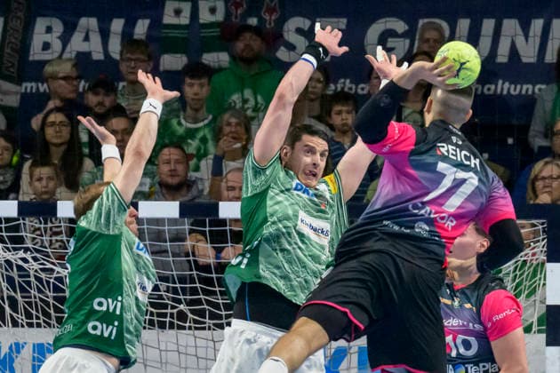f l t r Mijajlo Marsenic Fuechse Berlin , Stefan Cavor HSG Wetzlar 77 , Action, duels, fighting for the ball, GER, Berlin, Handball, Fuechse Berlin vs HSG Wetzlar, DAIKIN Handball Bundesliga, at the Max Schmeling Halle, December 14, 2025,f l t r GER, Berlin, Handball, Fuechse Berlin vs HSG Wetzlar, DAIKIN Handball Bundesliga, at the Max Schmeling Halle, December 14, 2025, Copyright: HMBxMedia UwexKoch