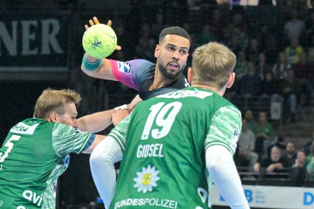 14 12 2025, xlakx, Handball Daikin HBL, Fuechse Berlin HSG Wetzlar f l Max Darj Fuechse Berlin , Philipp Ahouansou HSG Wetzlar , Mathias Gidsel Fuechse Berlin , sets up for a jump shot Berlin Daniel Lakomski