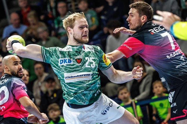 Berlin, 14 12 25, Handball Bundesliga, Fuechse Berlin HSG Wetzlar, 17 Matchday, Max Schmeling Halle Matthes Langhoff Füchse Berlin throws the ball on goal Fuechse Berlin HSG Wetzlar