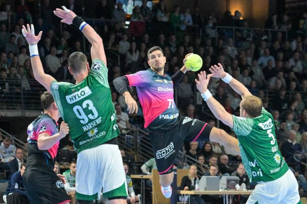 14 12 2025, xlakx, Handball Daikin HBL, Fuechse Berlin HSG Wetzlar v l Mijajlo Marsenic Fuechse Berlin , Stefan Cavor HSG Wetzlar , Max Darj Fuechse Berlin goes for a jump shot Berlin Daniel Lakomski