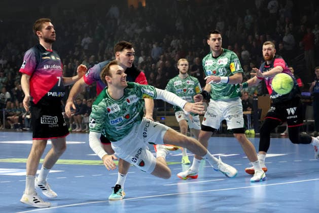 DEU, DHB, 1 HBL, Fuechse Berlin vs Wetzlar, 14 12 2025, Max Schmeling Halle, Berlin, DEU, DHB, 1 HBL, Fuechse Berlin vs Wetzlar, pictured Mathias Gidsel Fuechse Berlin 19 , Mijajlo Marsenic Fuechse Berlin 93 , Dominik Mappes HSG Wetzlar 7 , Josip Simic HSG Wetzlar 10 nordphotoxGmbHx xEngler nph00076