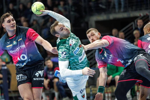 Berlin, 14 12 25, Handball Bundesliga, Fuechse Berlin HSG Wetzlar, 17 Matchday, Max Schmeling Halle Mathias Gidsel Füchse Berlin throws the ball on goal Fuechse Berlin HSG Wetzlar