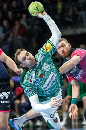 Berlin, 14 12 25, Handball Bundesliga, Fuechse Berlin HSG Wetzlar, 17 Matchday, Max Schmeling Halle Mathias Gidsel Füchse Berlin throws the ball on goal Fuechse Berlin HSG Wetzlar