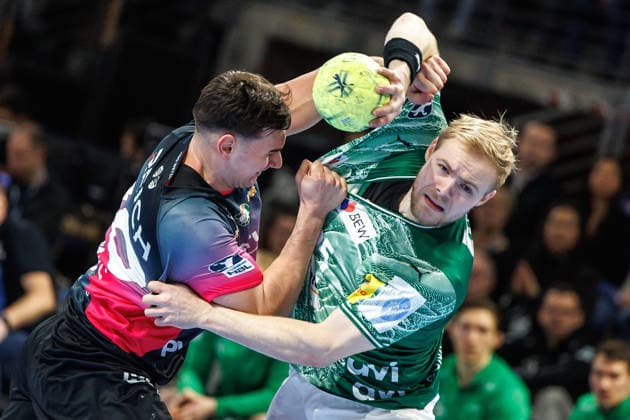 Berlin, 14 12 25, Handball Bundesliga, Fuechse Berlin HSG Wetzlar, 17 Matchday, Max Schmeling Halle Matthes Langhoff Füchse Berlin fights for the ball with Josip Simic HSG Wetzlar Fuechse Berlin HSG Wetzlar
