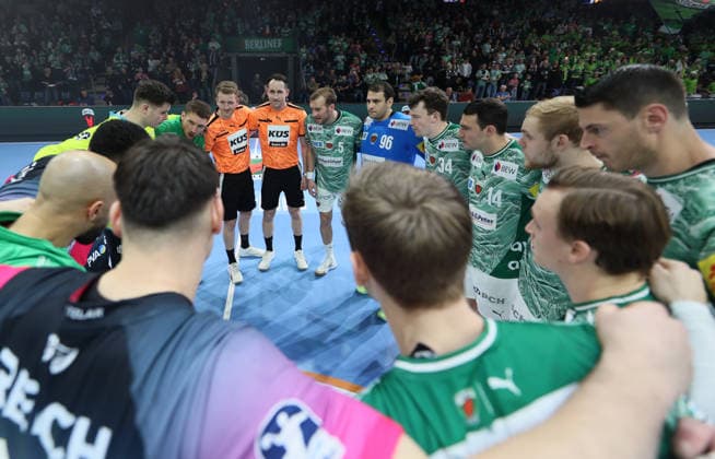 GER HBL season 2025 2026 FÜCHSE Berlin vs HSG Wetzlar, 14 12 25, Max Schmeling Halle, Berlin, Welcome, both teams, center circle, before the game