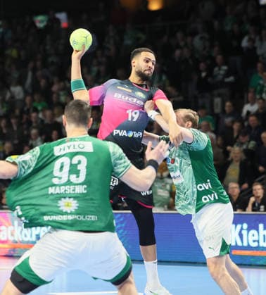 GER HBL Season 2025 2026 FÜCHSE Berlin vs HSG Wetzlar, 14 12 25, Max Schmeling Halle, Berlin, Mijajlo MARSENIC Füchse Berlin 93 , Philipp ANOUANSOU HSG Wetzlar 19 , Matthes LANGHOFF Füchse Berlin 25