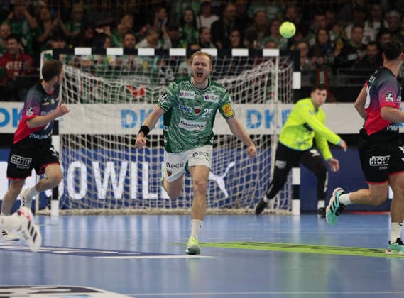 GER HBL season 2025 2026 FÜCHSE Berlin vs HSG Wetzlar, 14 12 25, Max Schmeling Halle, Berlin, Matthes LANGHOFF Füchse Berlin 25 cheers after scoring, scream, emotion, fist