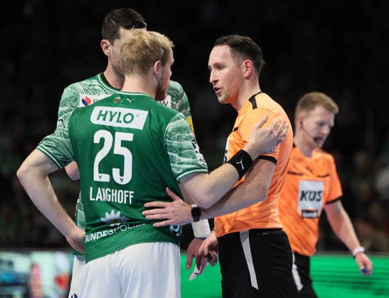GER HBL Season 2025 2026 FÜCHSE Berlin vs HSG Wetzlar, 14 12 25, Max Schmeling Halle, Berlin, Matthes LANGHOFF Füchse Berlin 25 in dialog with the referee