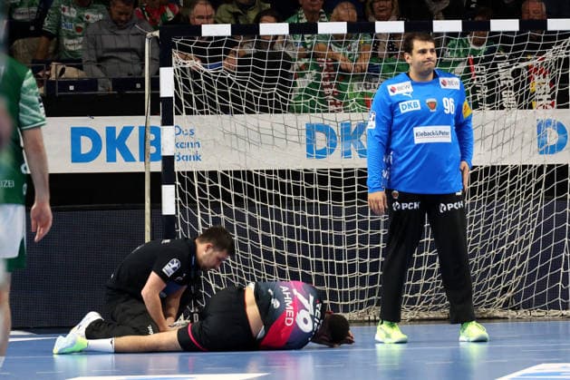 DEU, DHB, 1 HBL, Fuechse Berlin vs. Wetzlar, 14 12 2025, Max Schmeling Halle, Berlin, DEU, DHB, 1 HBL, Fuechse Berlin vs. Wetzlar, in the picture Ahmed Nafea HSG Wetzlar 79 , injured nordphotoxGmbHx xEngler nph00076