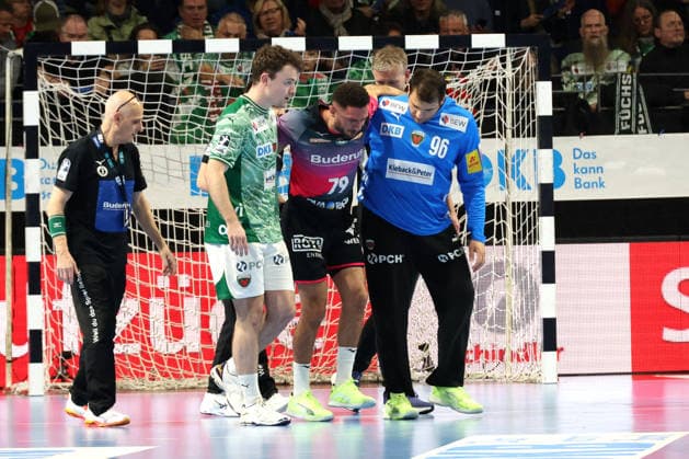 DEU, DHB, 1 HBL, Fuechse Berlin vs Wetzlar, 14 12 2025, Max Schmeling Halle, Berlin, DEU, DHB, 1 HBL, Fuechse Berlin vs Wetzlar, in the picture Ahmed Nafea HSG Wetzlar 79 , injured, Hakun West av Teigum Fuechse Berlin 34 , Dejan Milosavljev Fuechse Berlin 96 nordphotoxGmbHx xEngler nph00076