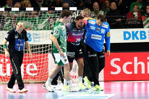 DEU, DHB, 1 HBL, Fuechse Berlin vs Wetzlar, 14 12 2025, Max Schmeling Halle, Berlin, DEU, DHB, 1 HBL, Fuechse Berlin vs Wetzlar, in the picture Ahmed Nafea HSG Wetzlar 79 , injured, Hakun West av Teigum Fuechse Berlin 34 , Dejan Milosavljev Fuechse Berlin 96 nordphotoxGmbHx xEngler nph00076