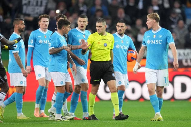 UDINE, ITALY - DECEMBER 14: player of SSC Napoli protest with the referee Simone Sozza during the match between Udinese Calcio and SSC Napoli at Bluenergy Stadium on December 14, 2025 in Udine, Italy Copyright: xFOTOAGENZIAx