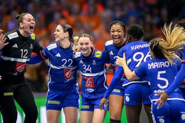 Final cheer Team FRA, from left ANDRE Floriane, HORACEK Tamara, GRANDVEAU Lena, FOPPA Pauletta, Handball World Championship Women 2025, match for 3rd place , France FRA Netherlands NED , on 14 12 2025 in Rotterdam Netherlands Handball World Championship Women from 26 11 14 12 2025 in Germany Netherlands Â