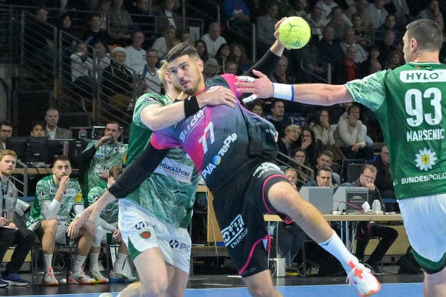 14 12 2025, xlakx, Handball Daikin HBL, Fuechse Berlin HSG Wetzlar v l Matthes Langhoff Fuechse Berlin , Stefan Cavor HSG Wetzlar , sets up for a jump shot Berlin Daniel Lakomski