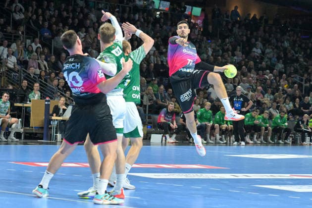 14 12 2025, xlakx, Handball Daikin HBL, Fuechse Berlin HSG Wetzlar v l Stefan Cavor HSG Wetzlar goes for the jump shot Berlin Daniel Lakomski
