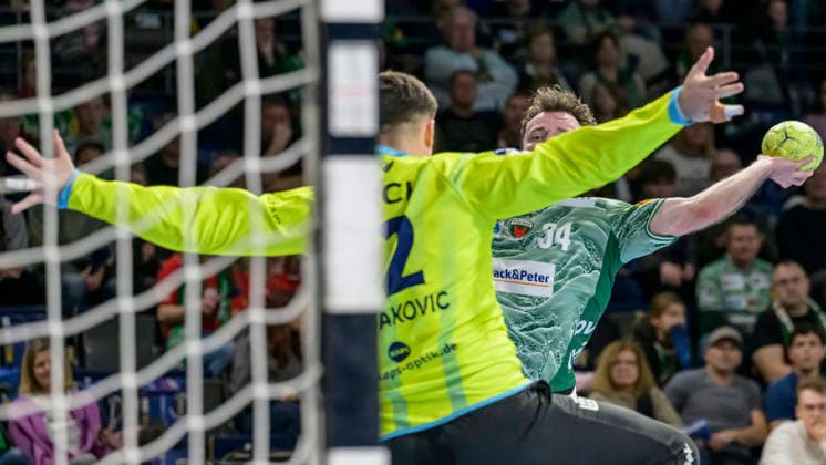 f l t r Anadin Suljakovic HSG Wetzlar 12 , Hakun West av Teigum Fuechse Berlin , Action, duels, fighting for the ball, GER, Berlin, Handball, Fuechse Berlin vs HSG Wetzlar, DAIKIN Handball Bundesliga, at the Max Schmeling Halle, December 14, 2025,f l t r GER, Berlin, Handball, Fuechse Berlin vs HSG Wetzlar, DAIKIN Handball Bundesliga, at the Max Schmeling Halle, December 14, 2025, Copyright: HMBxMedia UwexKoch